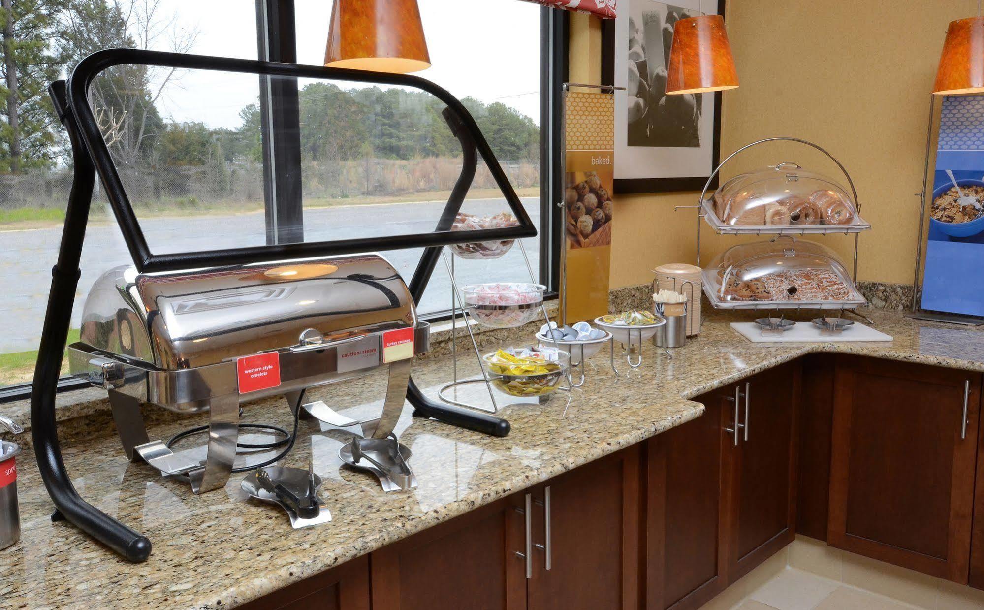Hampton Inn Fayetteville Fort Bragg מראה חיצוני תמונה